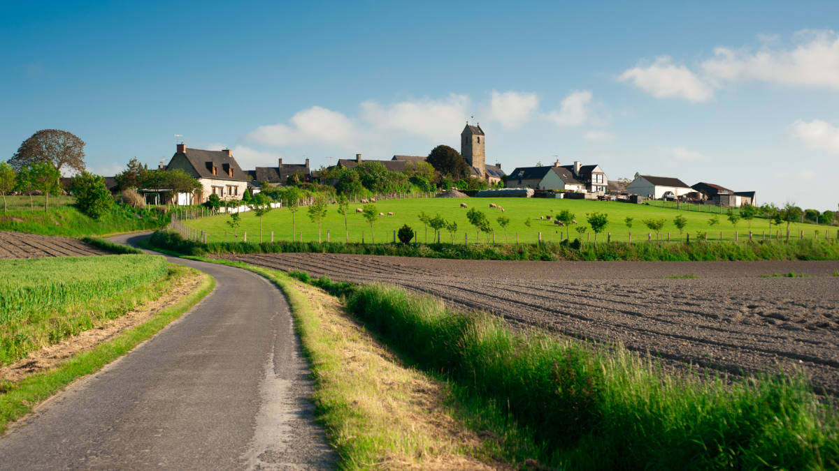 Ein Leitfaden zur Vermietung eines Autos in der Normandie und Bretagne, Frankreich,
