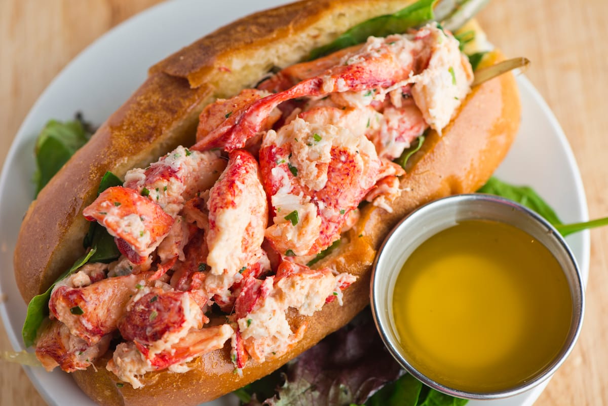 10 Orte für den besten Hummerrollen in Boston (+ Geschichte!)